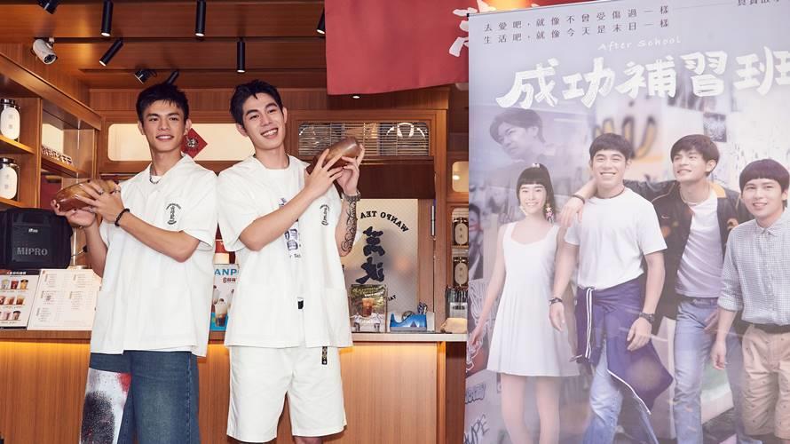 詹懷雲（右）、邱以太（左）為電影宣傳擔任手搖飲一日店長。（圖／華納兄弟影業提供）