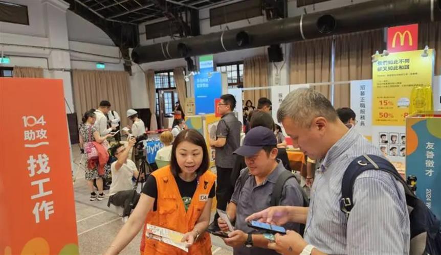 104人力銀行今(18)日發布「中高齡就業趨勢調查」顯示,企業聘僱中高齡的意願已升高到7.9分的中度偏高(1分非常不願意,10分非常願意),比兩年前,2022年的5.7分明顯上升;企業聘僱中高齡的滿意度也升高到65.4%。(圖/104人力銀行提供)