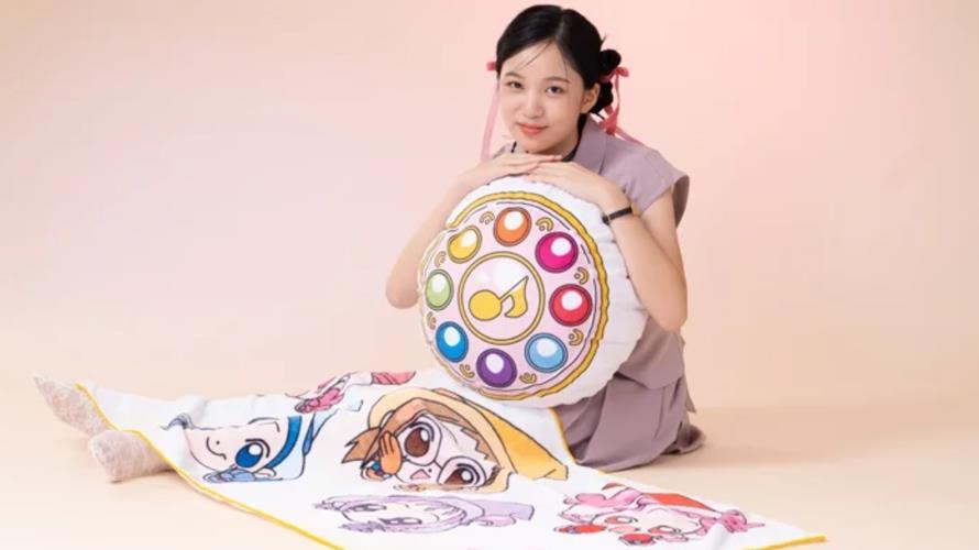 7-ELEVEN推出「小魔女Doremi 25周年紀念」快閃購、集點活動，「限量造型抱枕毯」共2款，快閃購5月15日下午3點起至5月26日消費不限金額+599元換購1款；5月27日下午3點起集滿6點+599元換購1款（若已於快閃購售完，將不再上集點活動）。(圖／7-ELEVEN提供)