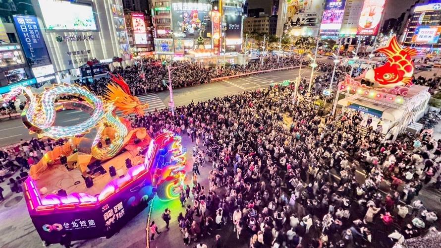 台北燈節湧入滿滿人潮。(圖/台北市政府提供)