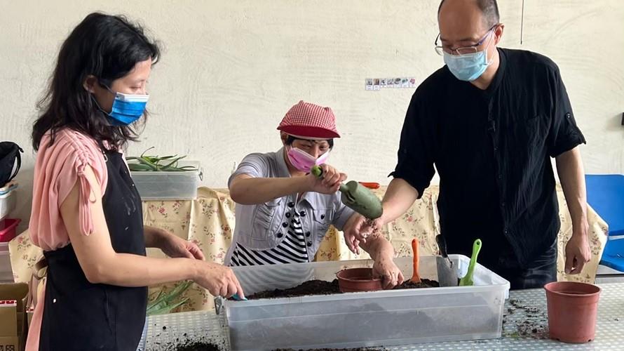 圖2:智青進行園藝課程學習。圖_財團法人臺中市私立十方社會福利慈善事業基金會提供