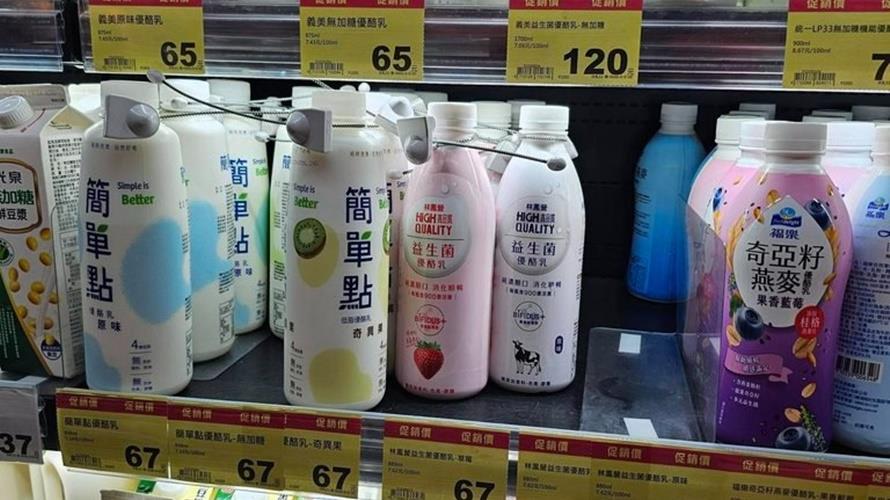 優酪乳被綁上防盜磁扣。(圖/取自PTT)