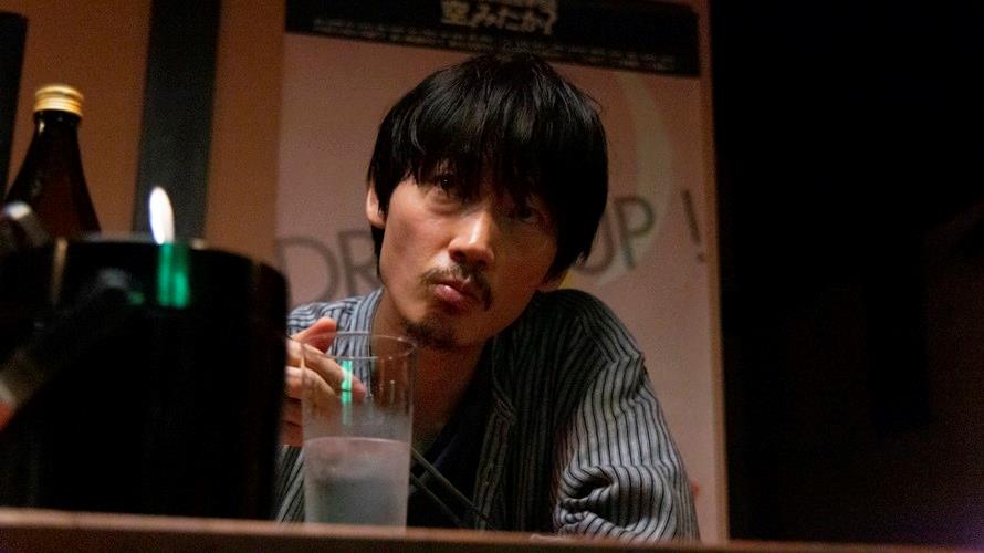 綾野剛今年新片《花腐》挑戰極具張力的性愛場面，當中有大露翹臀的畫面。（圖／中影提供）