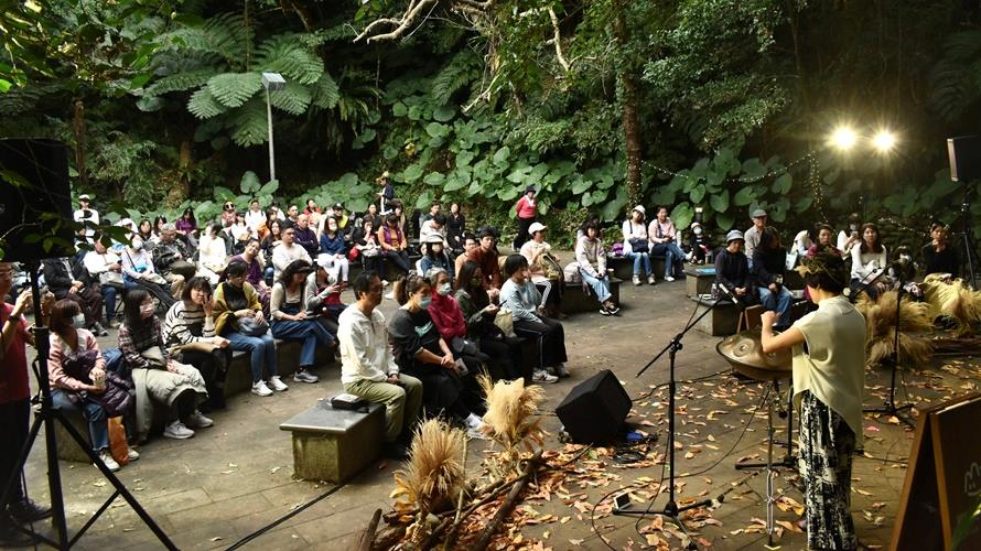 民眾走進山中,在大自然欣賞手碟的天籟之音。(圖/新北市政府提供)