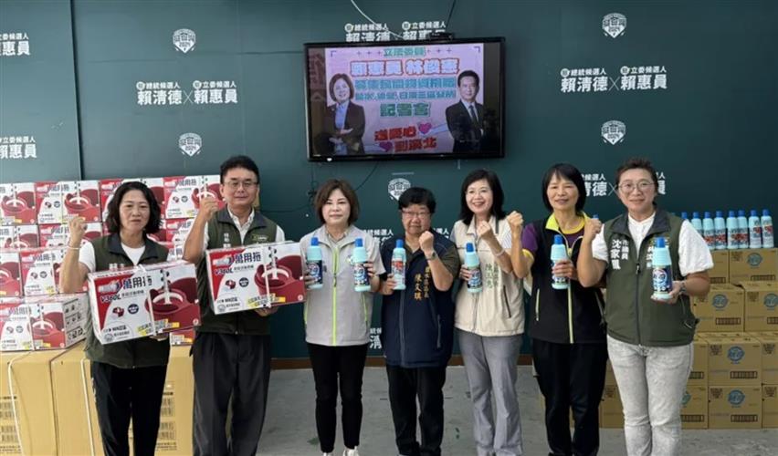 送愛挺淹水災民,立委賴惠員(左三)募漂白水6000罐等消毒物質,今傳由白河、鹽水、後壁區公所發放給受災戶清理家園。(圖 /賴惠員服務處提供)