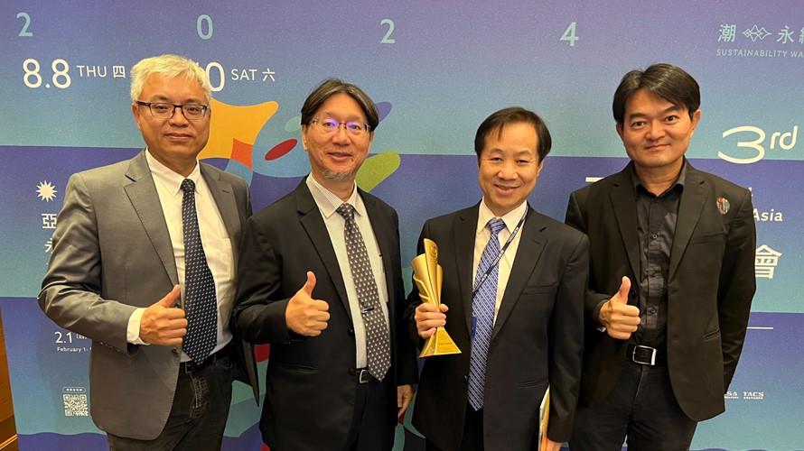 東海大學校長張國恩(右二)、東海副校長張嘉修(左二)、永續發展辦公室主任陳鶴文(左一)、東海公共事務處處長黃兆璽(右一)。(圖/東海大學提供)