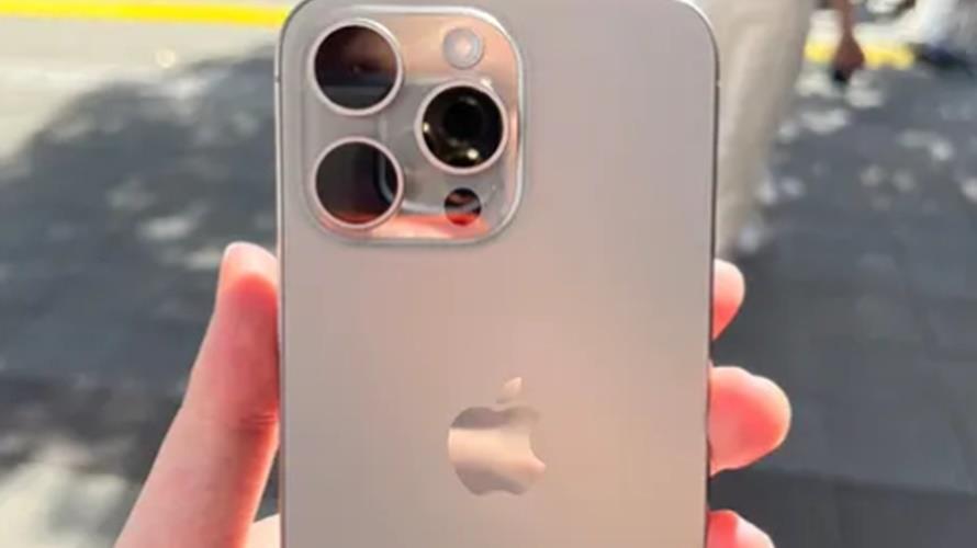 iPhone 15網友推薦低資費加買空機最適合一般人。(圖/取自Dcard)