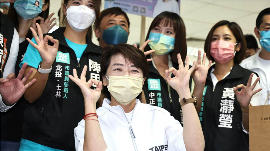 黃珊珊在多名民眾黨議員參選人陪同下,登記參選市長。資料照片/林啟弘攝
