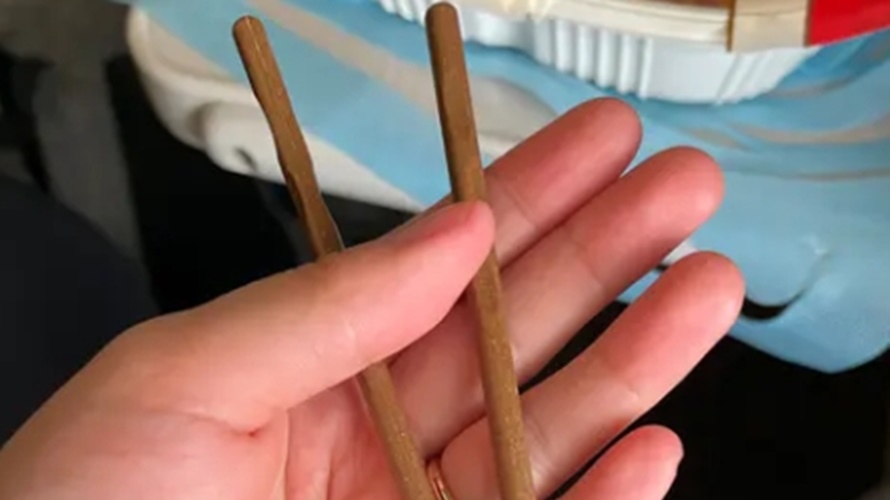 高鐵的免洗筷網友認為非常高級。(圖/取自Dcard)