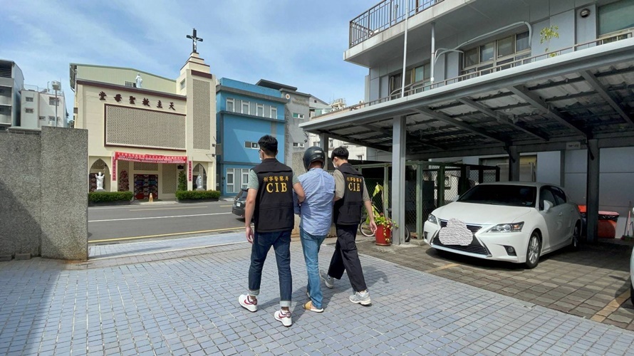 陳姓嫌犯假扮成員警,詐騙多人。(圖/刑事警察局南部打擊犯罪中心提供)