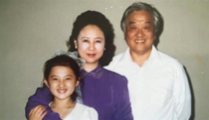 金銘po出兒時與瓊瑤、平鑫濤的合照悼念。(圖/摘自微博)