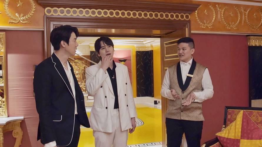 柳演錫（左）與《Super Junior》圭賢（右）貸款參觀飯店，被飯店裝潢與設施驚嚇到。（圖／中天綜合台提供）