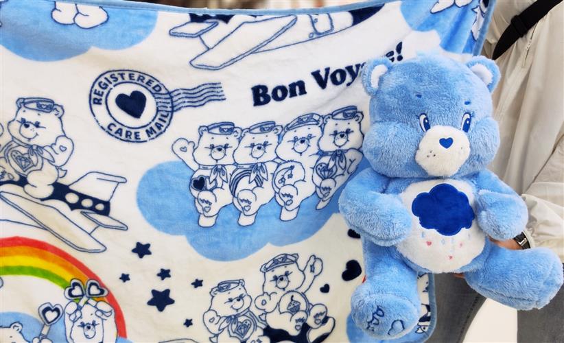 Care Bears 玩偶毛毯組(水藍），加價購 599 元，限量 2450 個。