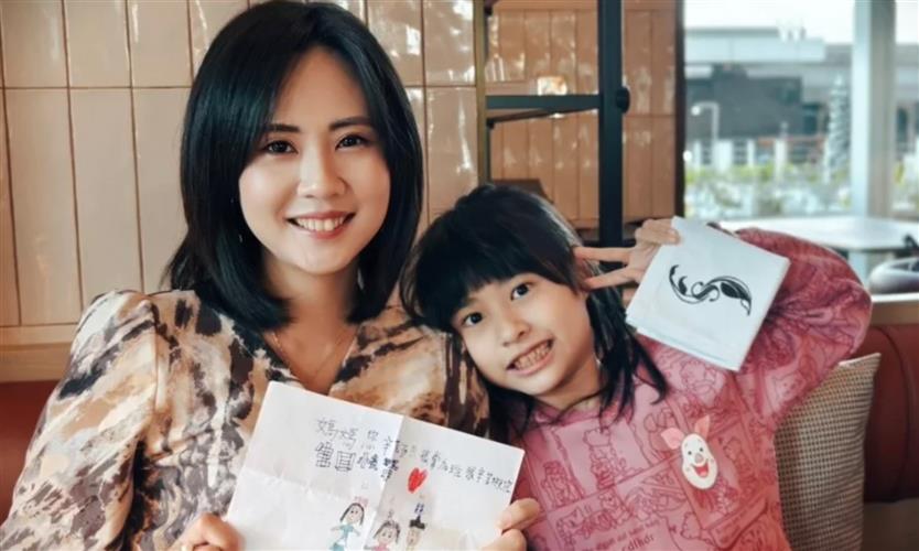 何橞瑢(左)和女兒。(圖/中天新聞提供)