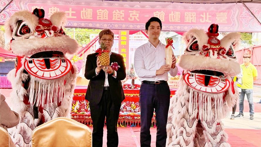 體育署房瑞文副署長(左)及臺北市蔣萬安市長(右)共同出席臺北巿克強公園游泳池改建全民運動館工程開工典禮,並為工程祈福。(圖/體育署提供)