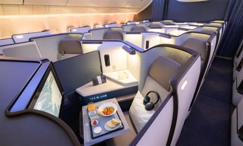 國泰航空為旗下波音777-300ER機隊升級，商務艙首次引入獨立廂房門，為全閉合的私人空間，中央座位也能使用座位間的伸縮私人隔板。(圖／國泰航空提供)