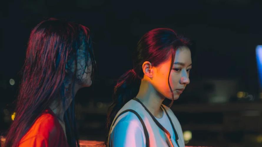 陳妤(右)在電影《鬼天廈》飾演「通靈少女」。(圖/華映娛樂提供)