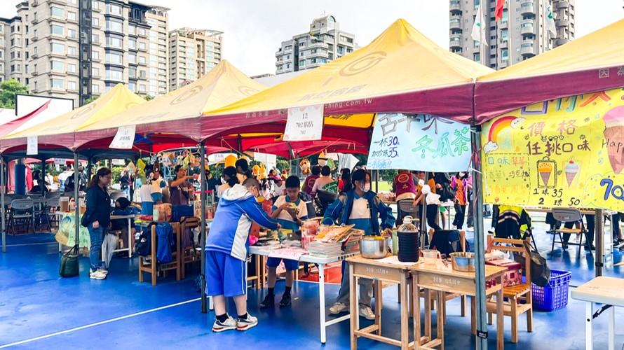 永慶房屋連續四年參加信義國中校慶,贊助活動帳篷,讓學生規劃多樣性的趣味活動。