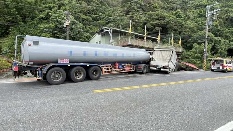 台2線濱海公路宜蘭頭城段今天近中午時發生槽罐車衝撞小貨車再撞民宅的事故,造成3人受傷。(圖/民眾提供)