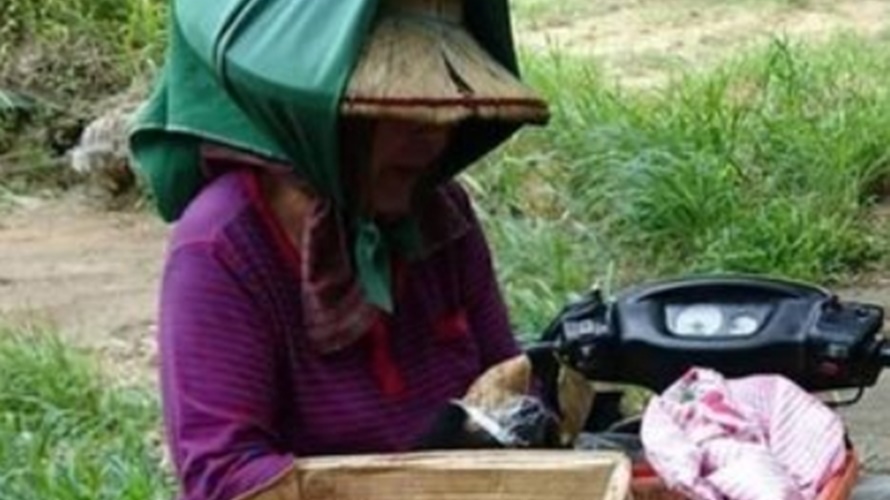 阿鳳姐賣的肉粽有濃濃當兵回憶,而且不漲價。(圖/翻攝爆廢公社)