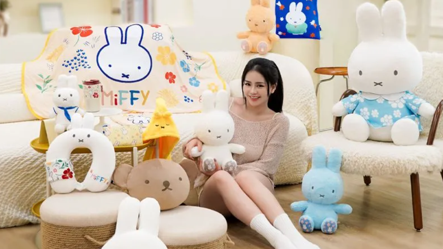 7-ELEVEN自3月5日下午3點起推出「Miffy 70週年紀念」精品快閃購、集點活動,以野餐出遊、居家生活兩大生活場景,開發近30款紀念限定商品。(圖/7-ELEVEN提供)