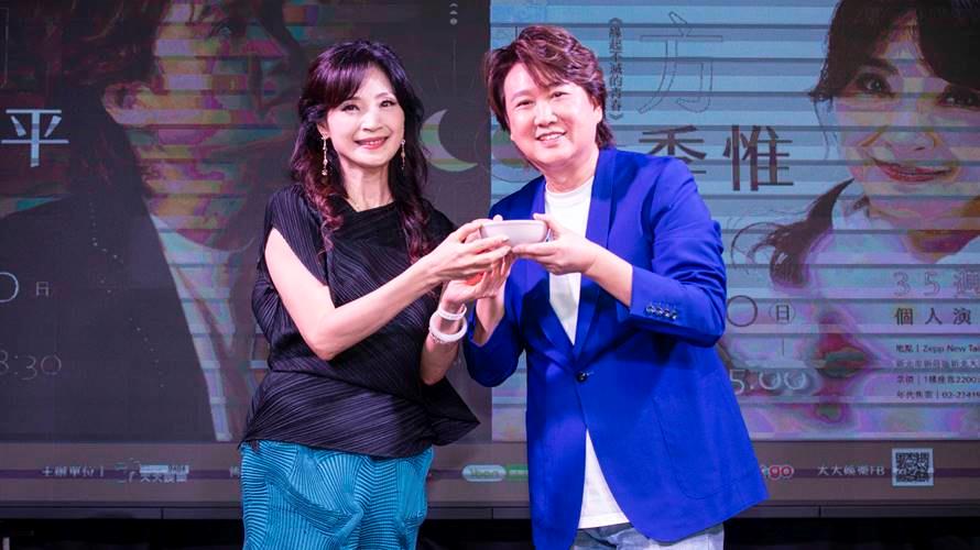 周治平（右）曝同袍庾澄慶家中秘辛。（圖／大大娛樂提供）