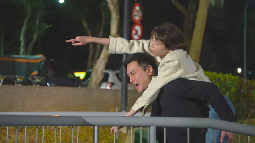 傅子純揹周宇柔回家，兩人被觀眾敲碗在一起。（圖／民視提供）