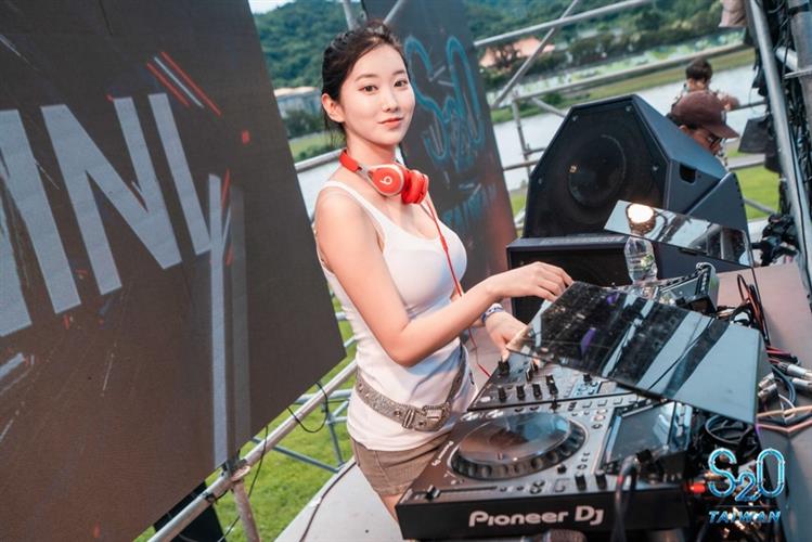 韓國正妹DJ HANINI在S2O Taiwan的WATERBOOM舞台登場。（圖／S2O Taiwan提供）