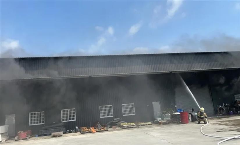 台南消防局中午據報後，前後已出動5梯人車前往灌救當中。(圖／讀者提供)