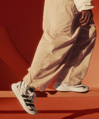 一張含有 足部穿著, 人員, 服裝, 鞋 的圖片

自動產生的描述