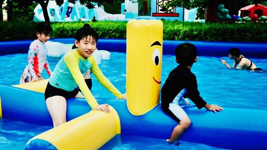 夏日狂歡祭每年最令大小朋友為之瘋狂的氣墊及機械遊樂設施。(圖/屏東縣政府提供)