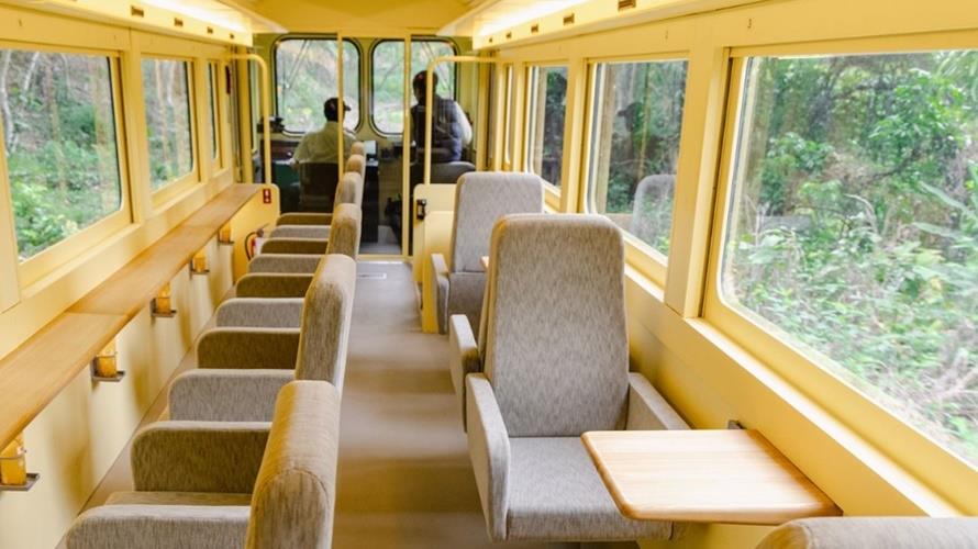 座位旁設大片窗景,全車配備八聲道環繞音響,供遊客聆聽森林之聲。(圖/嘉義縣政府提供)
