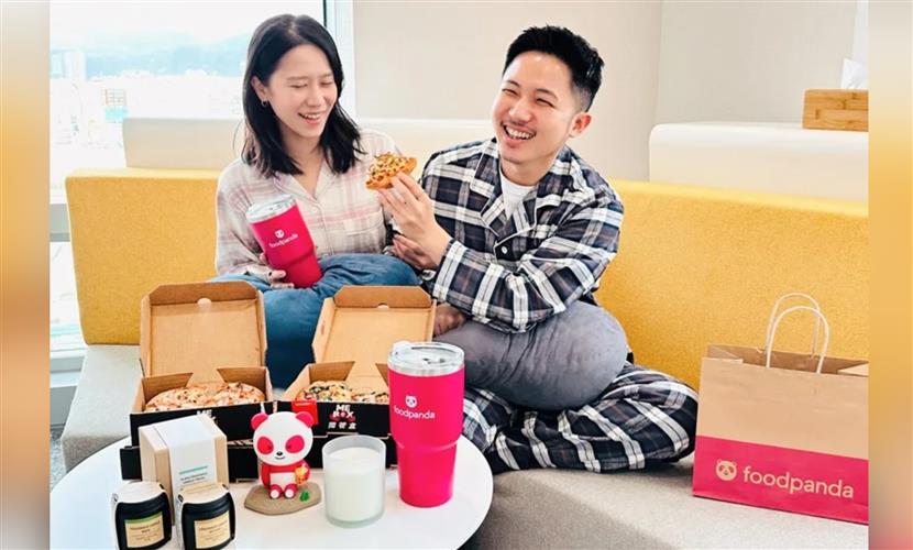 foodpanda 12月美食外送消費滿額最低7.5折優惠,必勝客推出小披薩買1送1,搭配獨家合作外送的無印良品芬香蠟燭就能一起浪漫過冬。(圖/foodpanda提供)