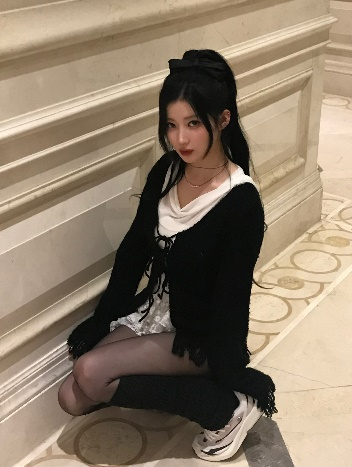 一張含有 服裝, 人的臉孔, 人員, 牆 的圖片

自動產生的描述