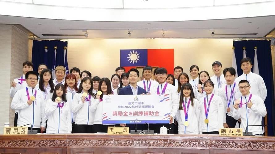 蔣萬安與體育選手們。(圖/體育局提供)
