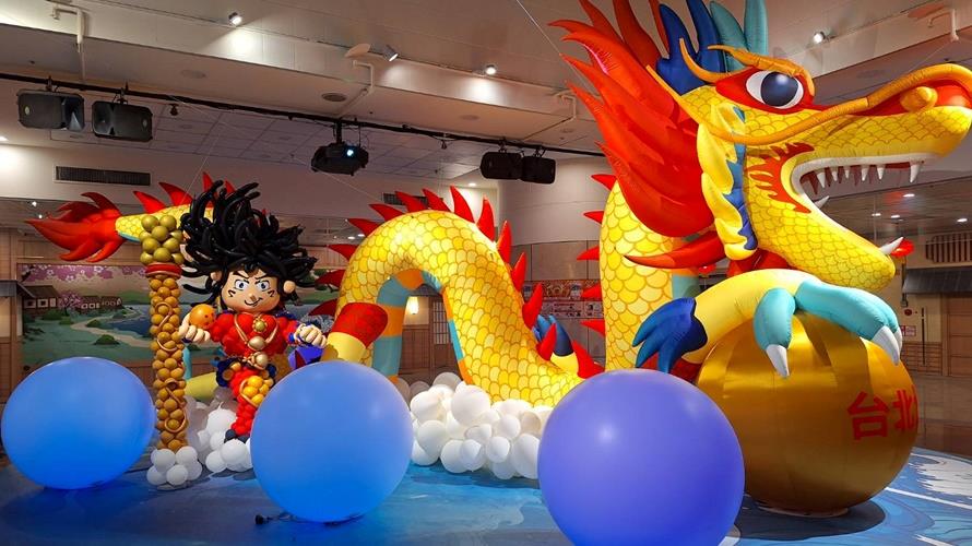 神龍周邊的六顆龍珠輕輕拍打後將變換顏色,也可參加神龍許願池活動,透過行動裝置線上寫下新年展望。(圖/翻攝台北地下街臉書)