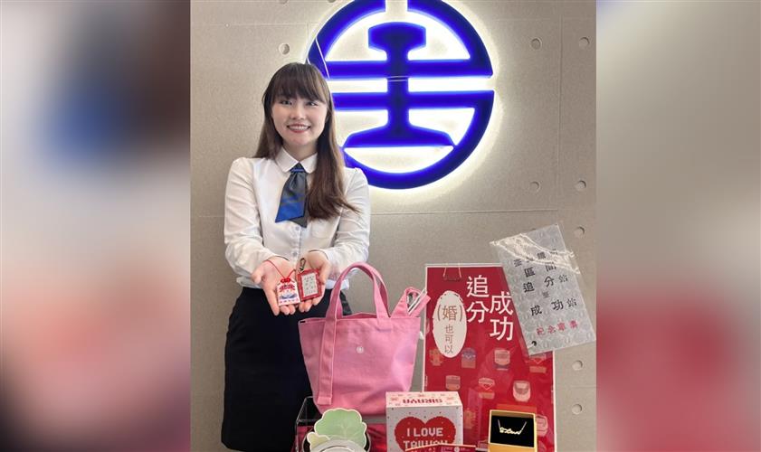 七夕情人節將至,台鐵公司規畫相關系列周邊商品,推出「追分(婚)成功」御守、「白沙屯好孕御守」等。(圖/台鐵公司提供)