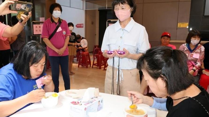 芒果冰大賽男女分組,以吃最快者取勝,前五名有3000元、2000元、1500元、1000元500元等值禮品。(圖/台南市政府提供)