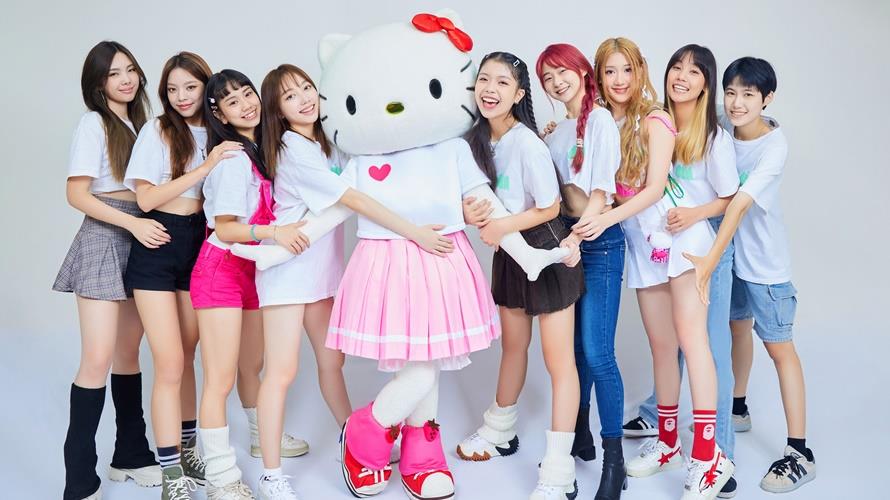 薄荷水晶＆Hello Kitty，左起：Vikky韋喬薺、粼粼、陳品妡、栩栩、Hello Kitty、張丞妘、呂熙妍、曹晶晶、林萩璇、陳言菱。（圖／提供）