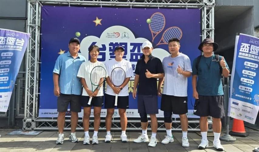 韓國前國家代表隊選手知名網球教練金東炫、李哲熙、韓國網球選手與凱靖科技有限公司董事長于宏利合照。