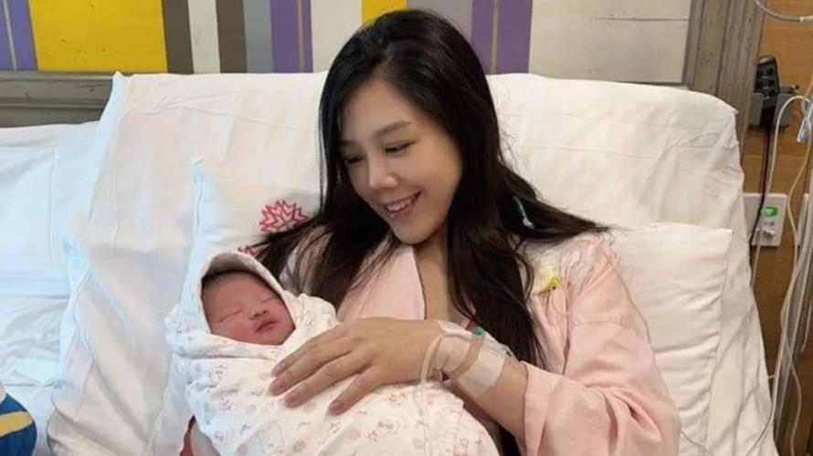 楊晨熙抱著女兒。(圖/摘自臉書)