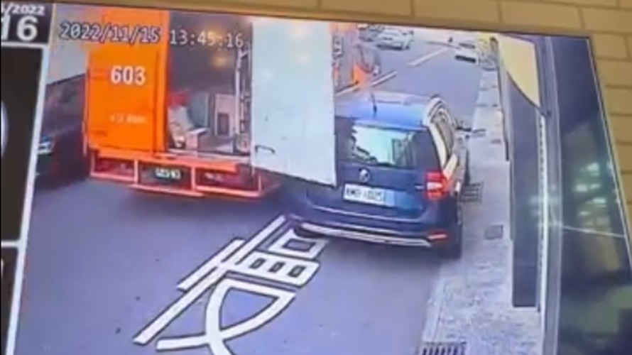 車停家門前,遭一輛沒關好車門的物流車撞。(圖/翻攝爆料公社〉