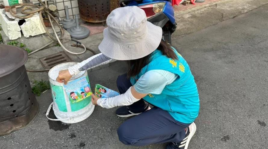 台中市政府防疫人員為防治蟲媒類傳染病,持續衛教民眾落實居家環境容器減量及孳生源清除。(圖/台中市衛生局提供)
