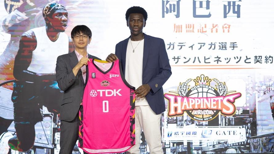 B聯盟代表與阿巴西。(圖/皓宇國際提供)