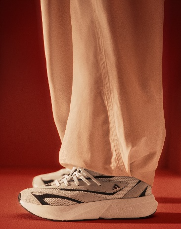 一張含有 足部穿著, 鞋, 腳踝, 人員 的圖片

自動產生的描述