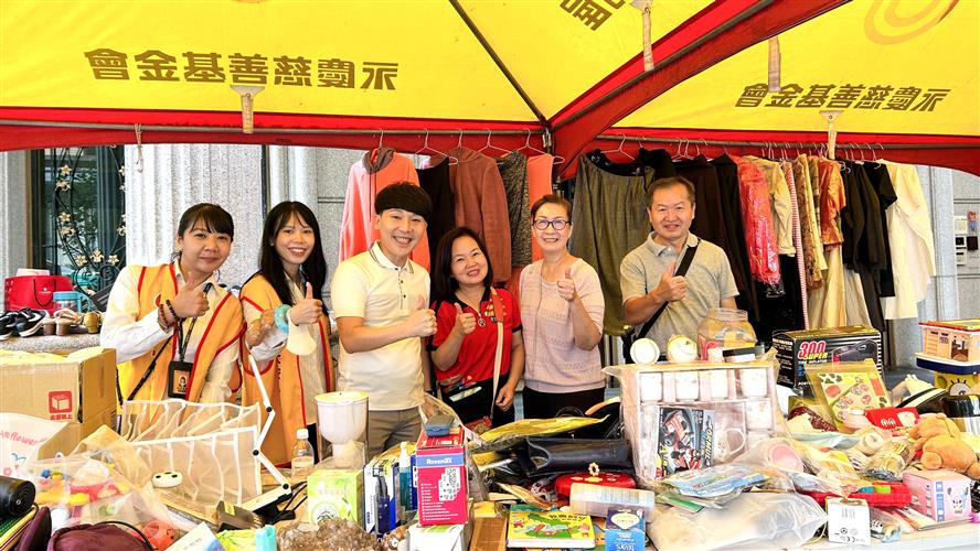 永慶房屋力挺歐洲村公益活動,攜手許任銘里長(左三)、社區住戶一起做公益,將愛心傳遞給需要的弱勢團體。(圖/永慶房屋提供)