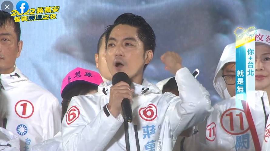 台北市長參選人蔣萬安選前淋雨造勢。（圖／翻攝自蔣萬安直播）