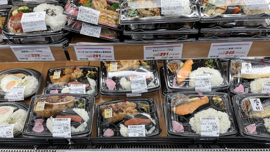 網友驚訝日本超商的便當看起來好吃又便宜。(圖/取自PTT)