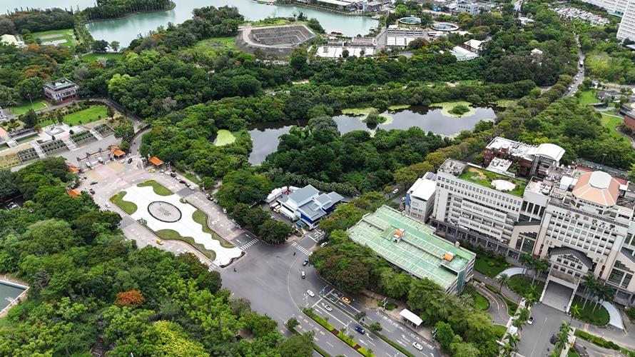 鳥松濕地人行步道更新及澄清湖大門入口廣場整建皆已完成。(圖/高雄市政府提供)