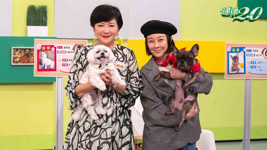 崔佩儀(左)與李維維(右)帶著毛孩參加TVBS《健康2.0》錄影。(圖／TVBS提供)